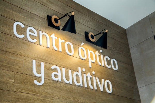 Óptica Coloma, detalle del acceso